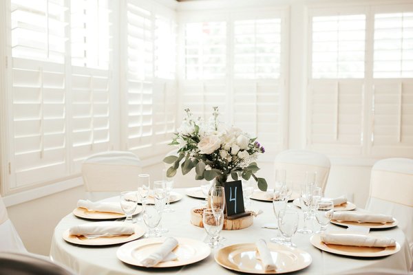 Quelles idées pour décorer un salon avec des œuvres d'art abstrait ?