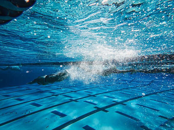 Quels sont les matériaux les plus résistants pour les margelles de piscine en climat méditerranéen ?