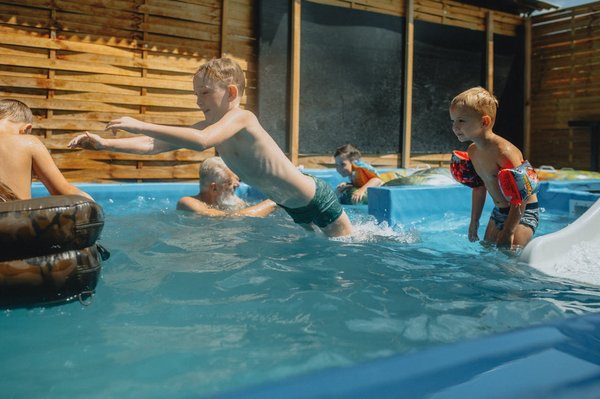 Les piscines coque et les enfants : sécurité et divertissement