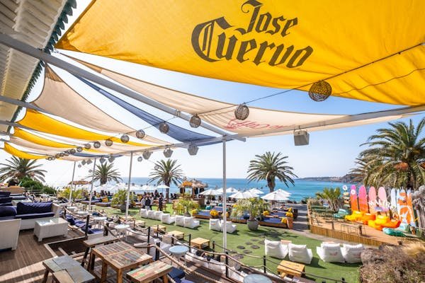 Profitez de l'été avec une voile d'ombrage élégante